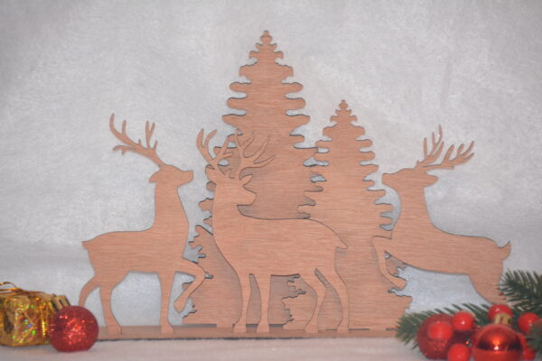 "Breng warmte en sfeer in huis deze feestdagen met ons handgemaakte houten kerststuk! Dit unieke design van drie rendieren en twee kerstbomen, gelaserd uit hoogwaardig hout, is een perfecte aanvulling voor elke kerstdecoratie. Voeg een vleugje natuur en gezelligheid toe aan je interieur!"